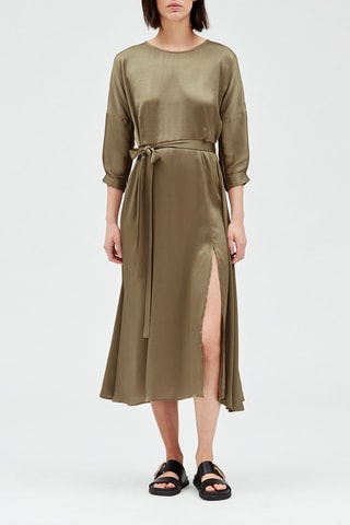 $Robe mi-longue satinée - Kaki