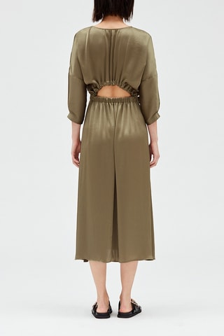 $Robe mi-longue satinée - Kaki