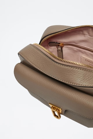 Sac bandoulière en cuir Coccinelle - Taupe