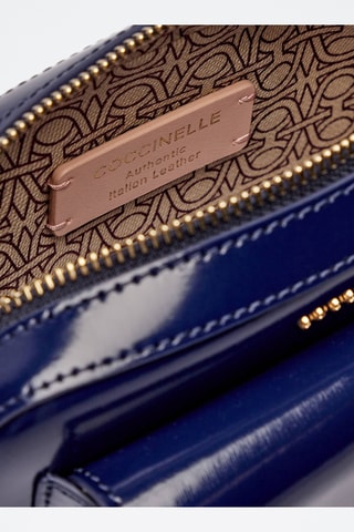 Sac bandoulière en croûte de cuir de veau verni Beat - Bleu roi