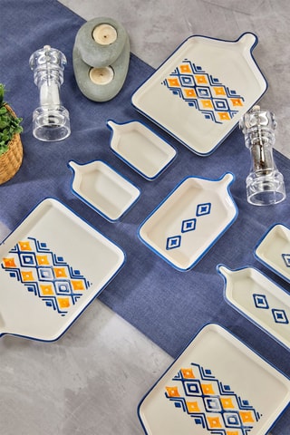6 assiettes et 8 plateaux en céramique
