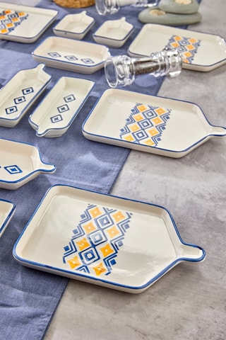 6 assiettes et 8 plateaux en céramique