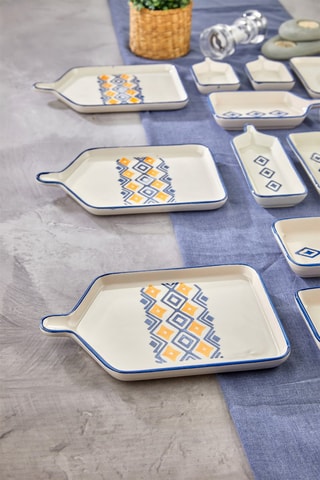 6 assiettes et 8 plateaux en céramique