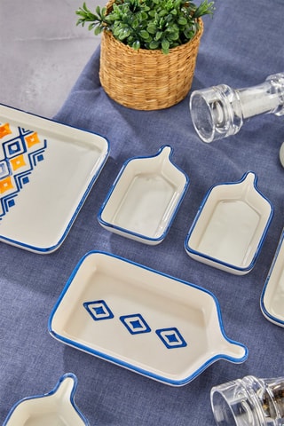 6 assiettes et 8 plateaux en céramique