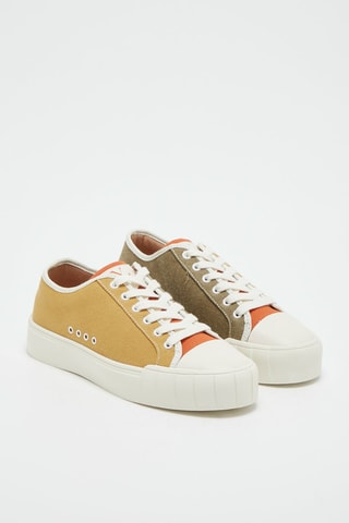 Baskets  
Jaune et taupe