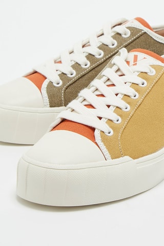 Baskets  
Jaune et taupe