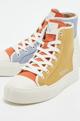 Baskets montantes 
Jaune et bleu