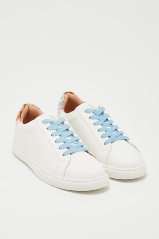 Baskets  Blanc et bleu clair
