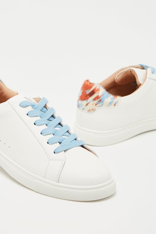 Baskets  Blanc et bleu clair