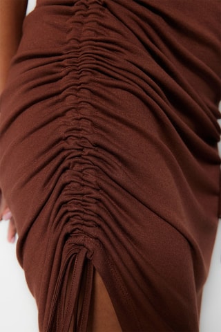 Crop top assimétrico e saia drapeada de cintura subida - Castanho