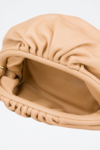 Mini pouch em couro de vitelo - Amêndoa e dourado - Bottega Veneta