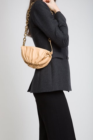Mini pouch em couro de vitelo - Amêndoa e dourado - Bottega Veneta
