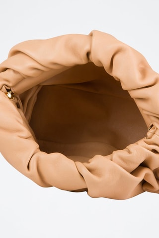 Mini pouch em couro de vitelo - Amêndoa e dourado - Bottega Veneta