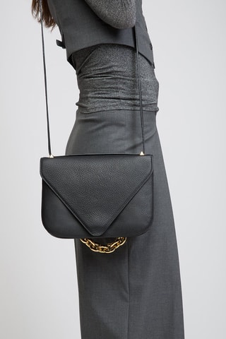 Mala de ombro em couro de vitelo - Preto e dourado - Bottega Veneta