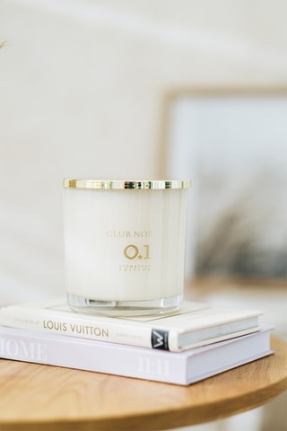 Maxi bougie parfumée 0.1 Édition Signature - Bois de cèdre, jasmin et safran