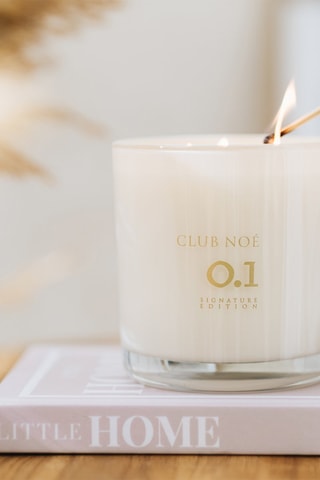 Maxi bougie parfumée 0.1 Édition Signature - Bois de cèdre, jasmin et safran