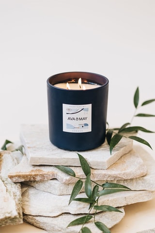 Maxi Bougie Parfumée Santorin - Cèdre, fève de Tonka et Romarin