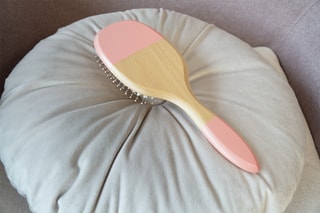 Brosse démêlante en bois - Rose