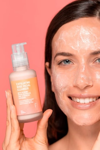 Nettoyant visage exfoliant à la rose - 100 ml