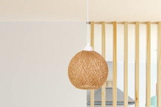 Suspension - Blanc et beige
