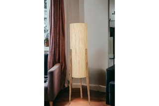 Lampadaire trépied en bois Navas - Naturel et beige