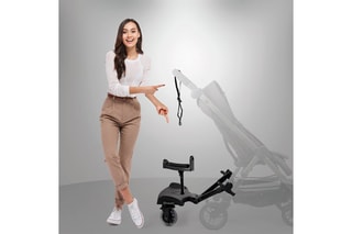 Planche à roulettes avec assise pour poussette combinée