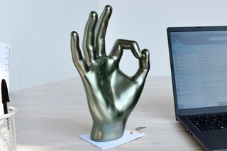 Sculpture en résine OK Argenté
