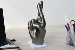 Sculpture en résine Doigts croisés Anthracite