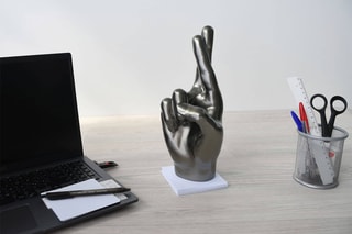 Sculpture en résine Doigts croisés Anthracite