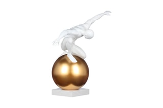 Sculpture figurative en résine Domination - Blanc et doré