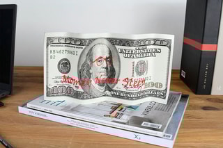 Sculpture en aluminium Money Never Sleep - Gris