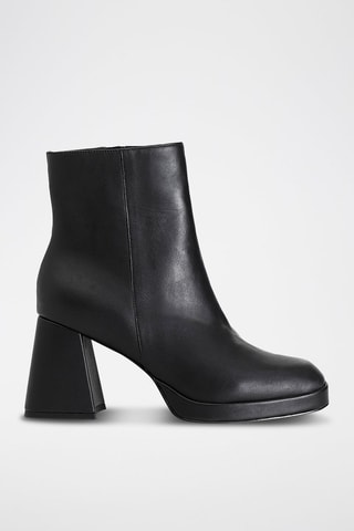 Botins em couro 
Preto
