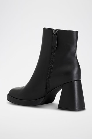 Botins em couro 
Preto