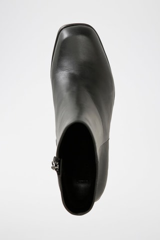 Botins em couro 
Preto