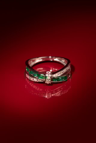 Anel Starky Ouro branco, diamantes e esmeraldas