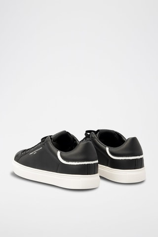 Sapatilhas em couro de vitelo 
Preto