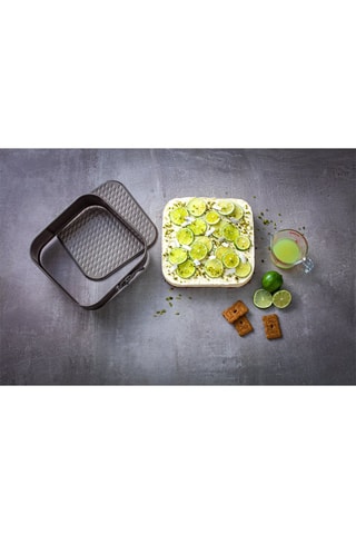 Moule à charnières carré Asimetria 24 cm