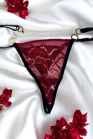 String en dentelle - Bordeaux et noir