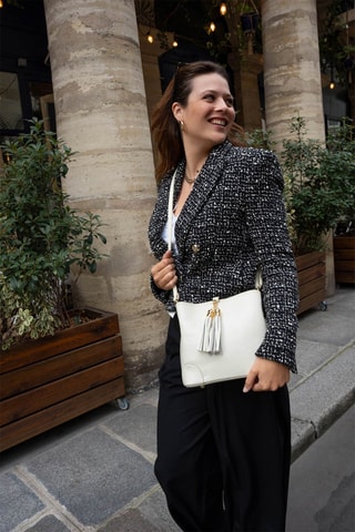 Mala bucket em couro Ema - Branco e dourado