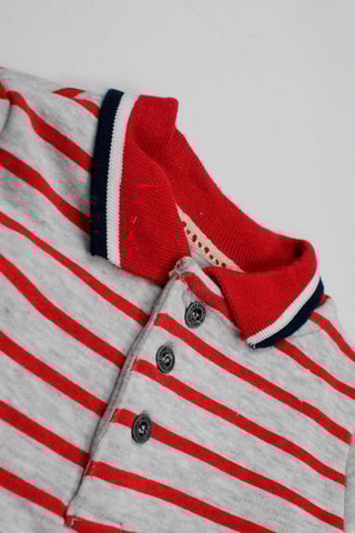 Polo de mangas compridas e jardineiras - 
Azul-marinho e vermelho 