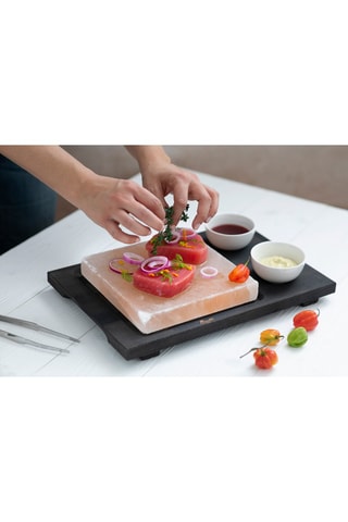 Chapa de sal quadrada, base em madeira e tigelas de porcelana - 38 x 26,5 cm - Natural e branco 