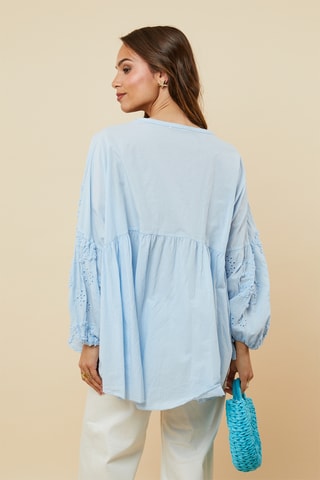 Top met Engelse Borduursels - Lichtblauw