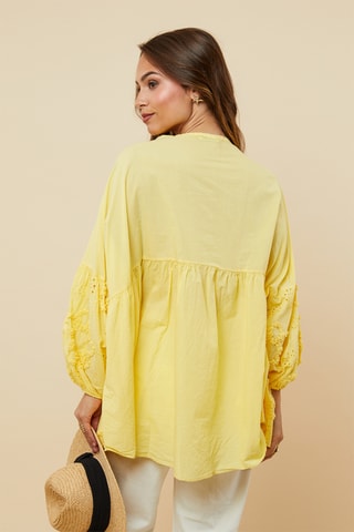 Top met Engelse Borduursels - Geel