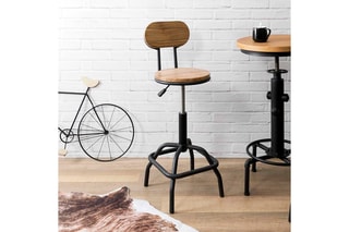 2 chaises de bar réglables 
Bois brut et noir