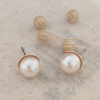Brincos - Latão banhado a ouro e pérolas