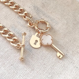 Pulseira cadeado e trevo - Latão banhado a ouro e madrepérola branca