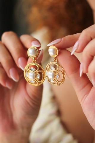 Boucles d'oreilles dorées à l'or fin jaune - Perles et zircons