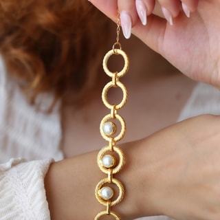 Bracelet - Laiton plaqué or & perles blanches 