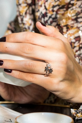 Anel Serena Ouro branco, diamantes e diamantes pretos