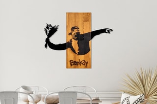 Decoração de parede em madeira "Le Lanceur de fleurs" Banksy - 69 x 58 x 3 cm - Natural e preto